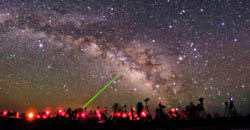 Pointeurs laser en astronomie - la manière amusante et sûre